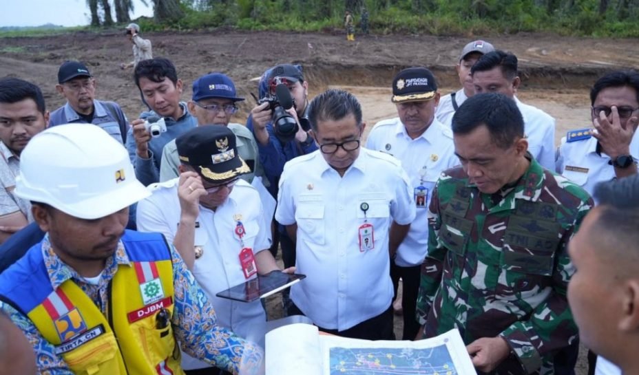 Akmal Malik saat tinjau lokasi pembangunan Bandara VVIP IKN Rabu (18/10/2023).