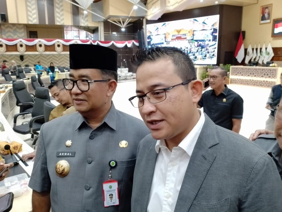 Pejabat (Pj) Gubernur Provinsi Kaltim Akmal Malik, dan Ketua Pansus DPRD Kaltim Sapto Setyo Pramono, Senin (16/10/2023).