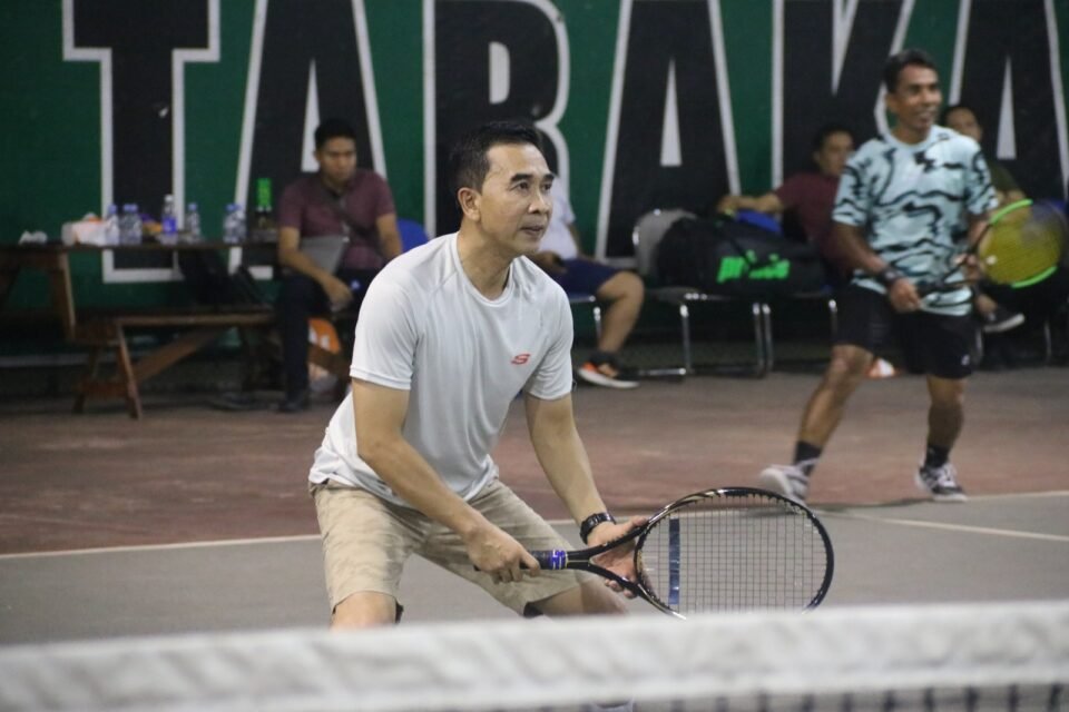 Kakanwil Kemenkumham Kaltim Gun Gun Gunawan saat latihan tenis bersama Pemkot Tarakan pada Rabu (1/11/2023).