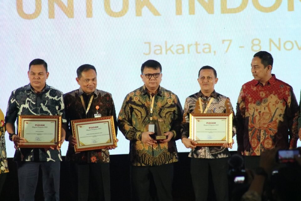 Kemenkumham saat menerima penghargaan K/L terbaik ke I ITKP Anugerah Pengadaan 2023, di Ballroom Birawa Hotel Bidakara, Jakarta, Selasa (7/11/2023).