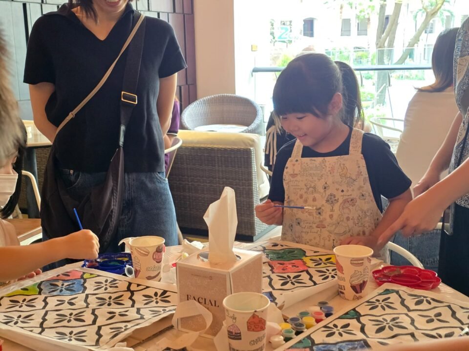 kegiatan Batik Painting Workshop yang digelar Ascott Waterplace Surabaya bersama BINUS SCHOOL Surabaya di The Terrace, Minggu (25/10/2026)